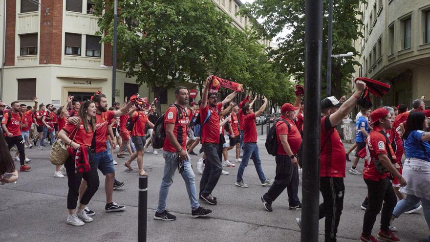 Aficionados del RCD Mallorca dirigiéndose al estadio de El Sadar