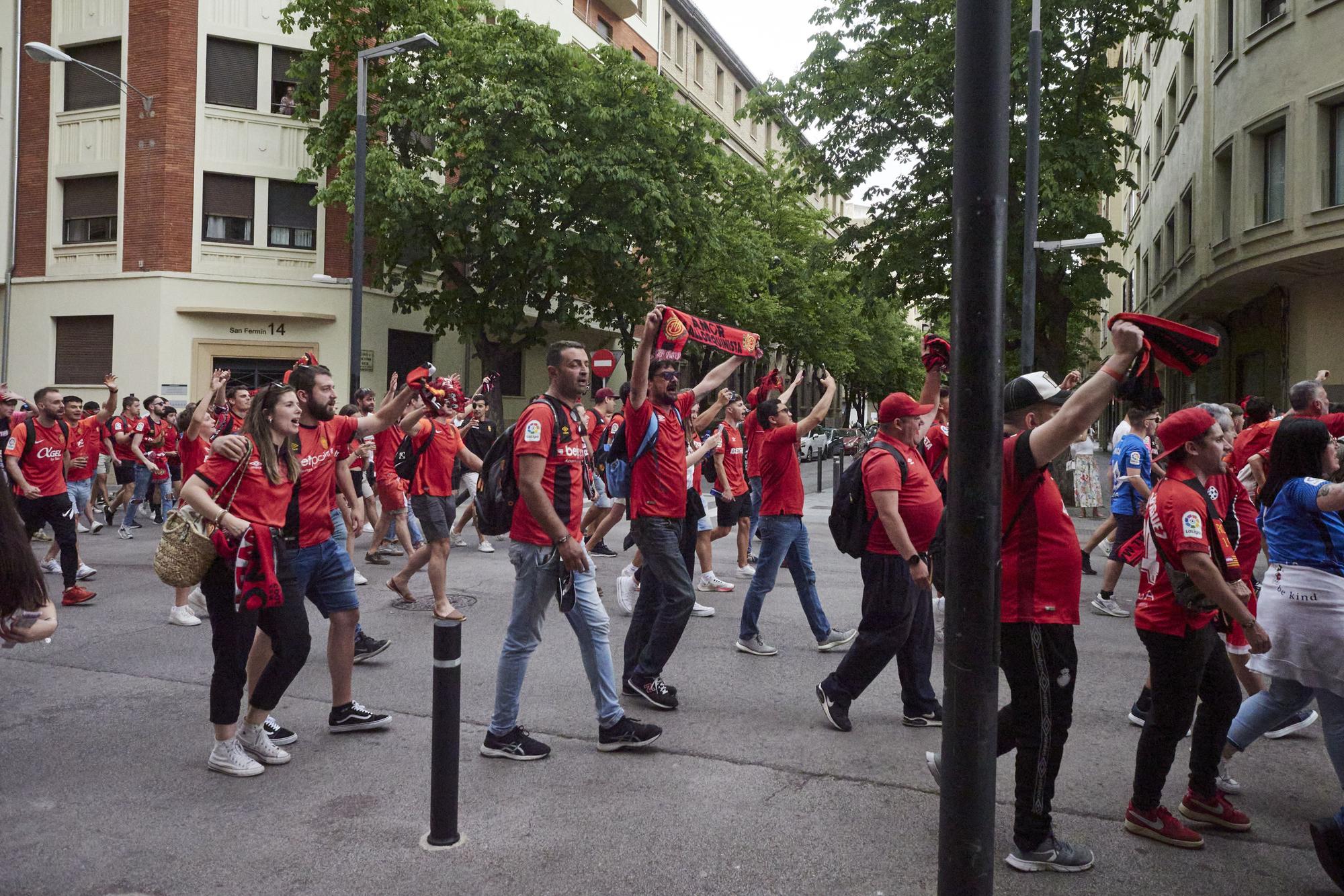 Aficionados del RCD Mallorca dirigiéndose al estadio de el Sadar