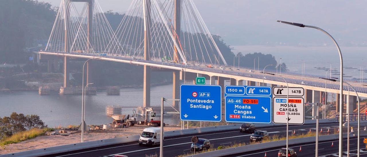 Puente de Rande, que soporta a diario miles de vehículos en ruta por la AP-9. // José Lores