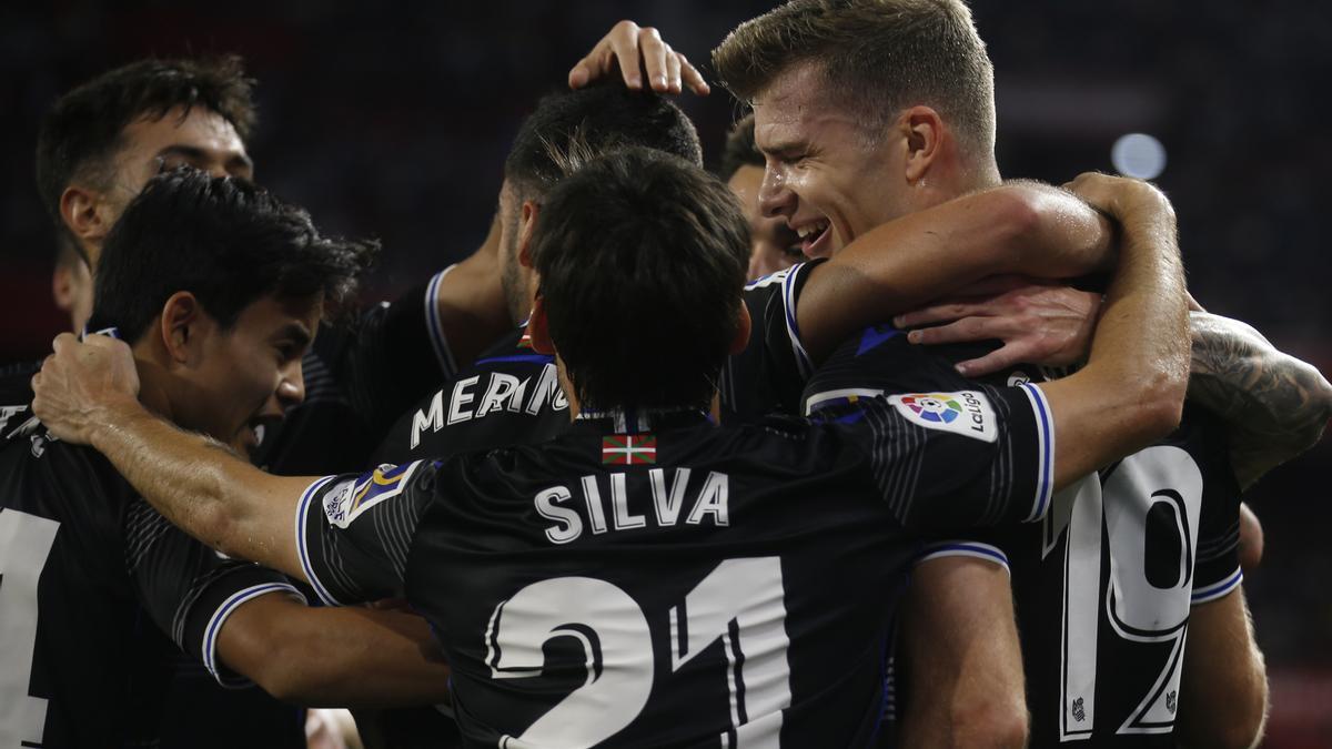 Los jugadores de la Real Sociedad celebran el primer gol, obra de Sorloth