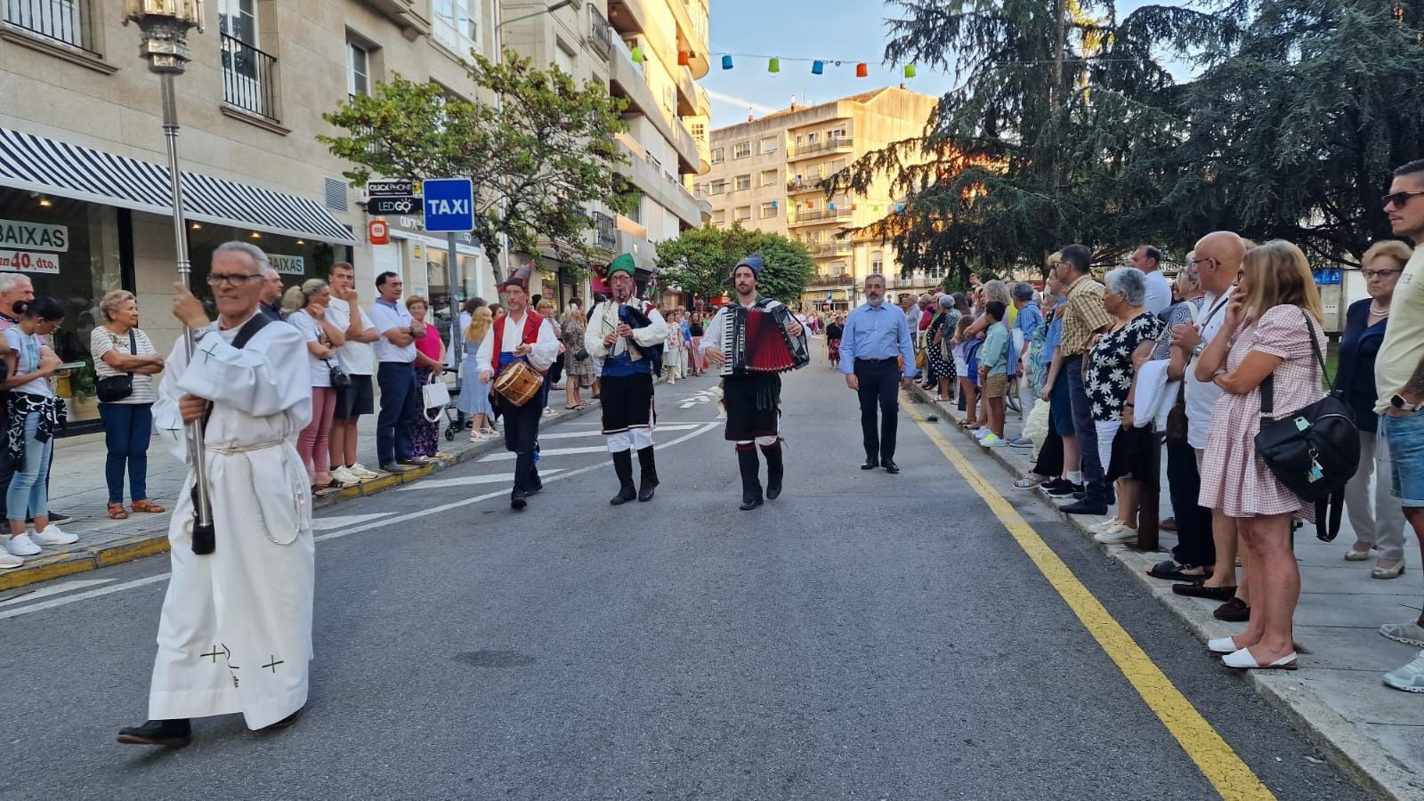 Así ha transcurrido la procesión que devuelve la imagen de San Roque a la iglesia de Vilagarcía.