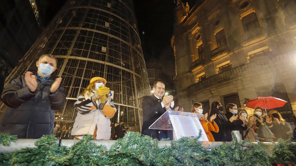 El alcalde de Vigo, Abel Caballero (c), aplaude durante el apagado del alumbrado navideño desde el árbol de Policarpo Sanz.