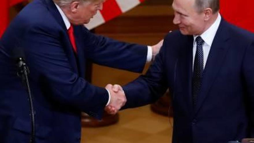 Donald Trump i Vladimir Putin es donen la mà a Hèlsinki