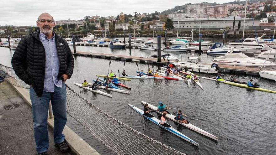 Carlos Paz, ayer, con algunos de los piragüistas del Club en los pantalanes del náutico. // Rafa Vázquez