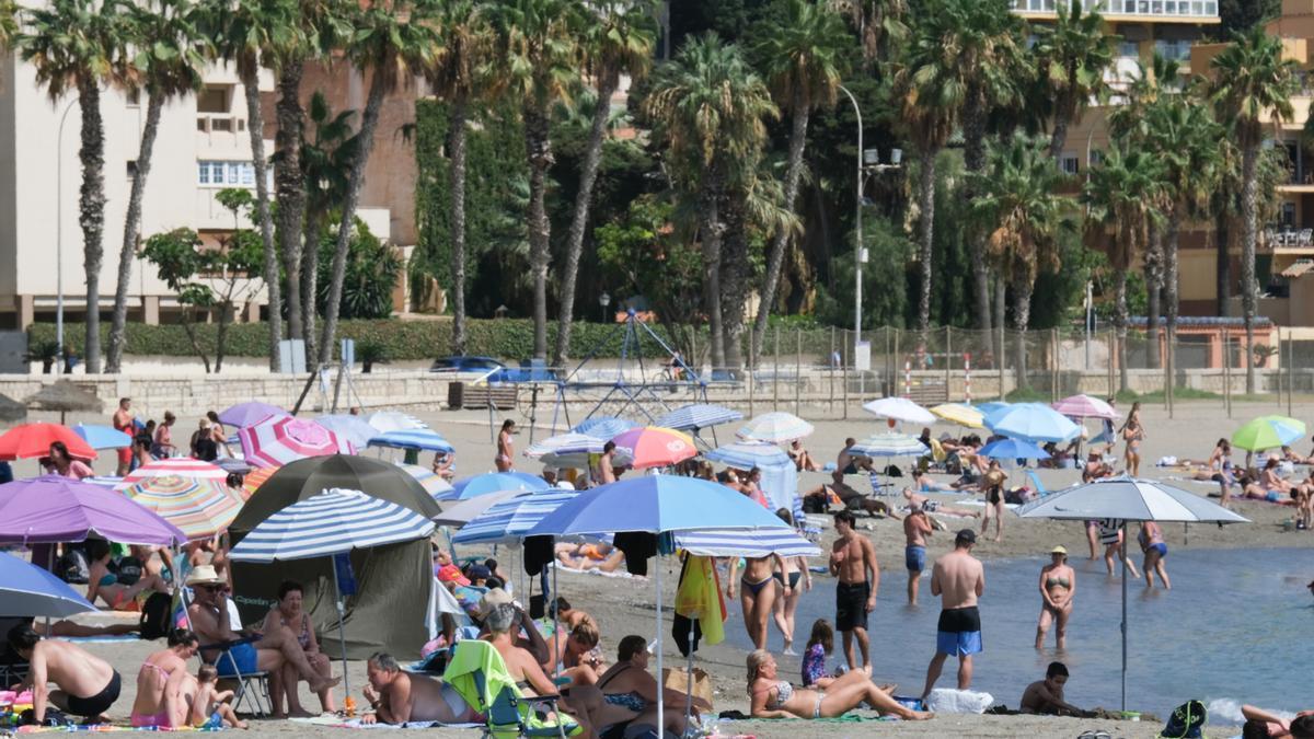 Bañistas en la playa de La Malagueta.