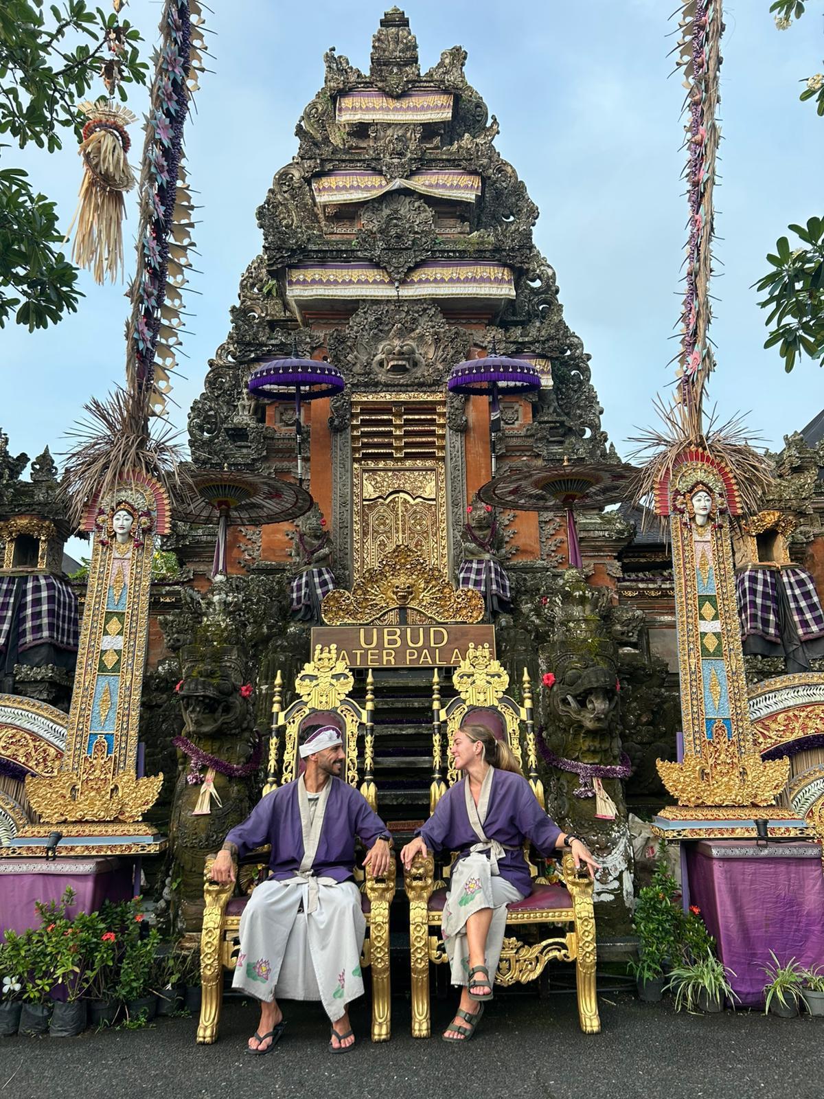 La pareja, ya fuera de peligro, en Bali.