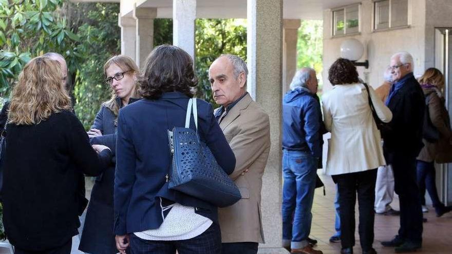 La cultura gallega despide a una de sus grandes exponentes | Artistas y otros representantes de la cultura gallega se acercaron ayer hasta el tanatorio de Pereiró de Vigo, donde quedó instalada ayer la capilla ardiente de Berta Cáccamo, para acompañar a su familia en estos momentos difíciles y expresar su cariño por la artista fallecida. Hoy, los restos de la creadora, que falleció el pasado viernes a los 54 años, serán incinerados. En la fotografía, el artista Din Matamoro (en primer término) y Víctor F. Freixanes (al fondo, a la derecha), presidente de la Real Academia Galega (RAG).