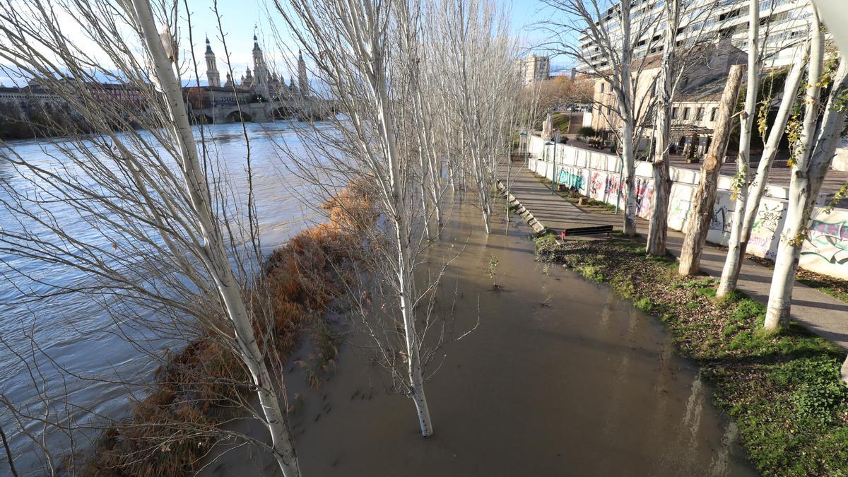 Crecida del Ebro a su paso por Zaragoza | 11 de diciembre de 2021