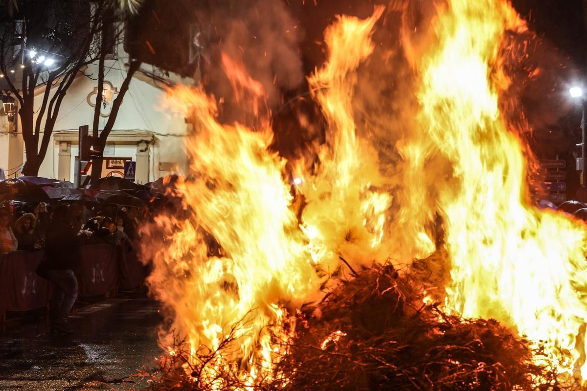 Elda celebra San Antón bajo la lluvia Elda celebra San Antón bajo la lluvia