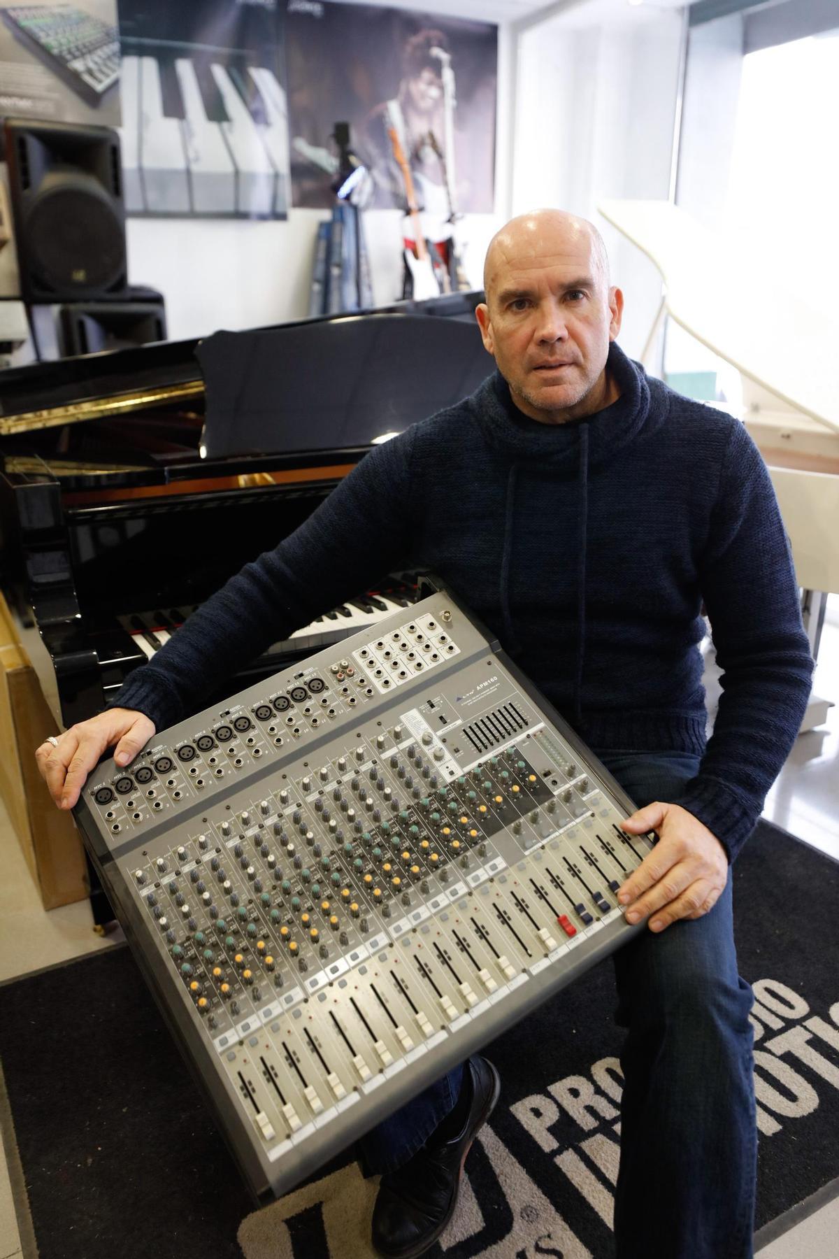 Juan Carlos Escandell con un mezclador en Musicasa, en Eivissa.