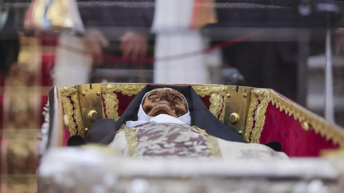 El cuerpo de Santa Teresa de Jesús se expone en la Basílica de Alba de Tormes tras un siglo