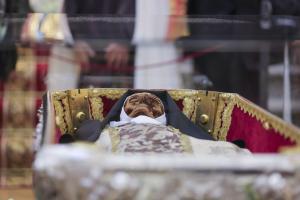 El cuerpo de Santa Teresa de Jesús se expone en la Basílica de Alba de Tormes tras un siglo