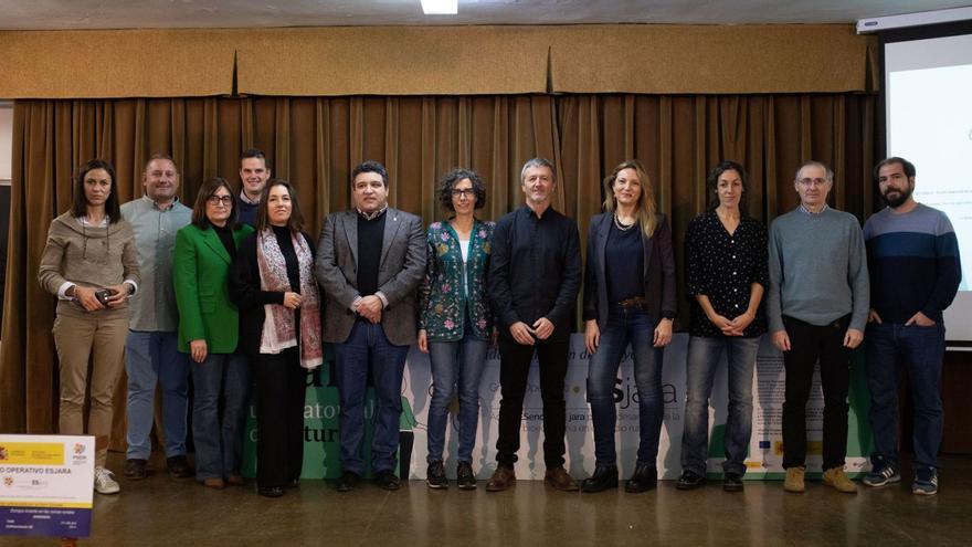 El diputado de Agricultura (sexto izquierda) posa con los ponentes en la jornada sobre la jara celebrada en el Consejo Universitario. |