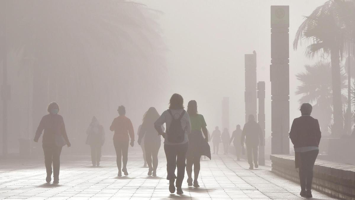 Ciudades andaluzas cono Almería amanecen con intensas nieblas tras el aumento de las temperaturas