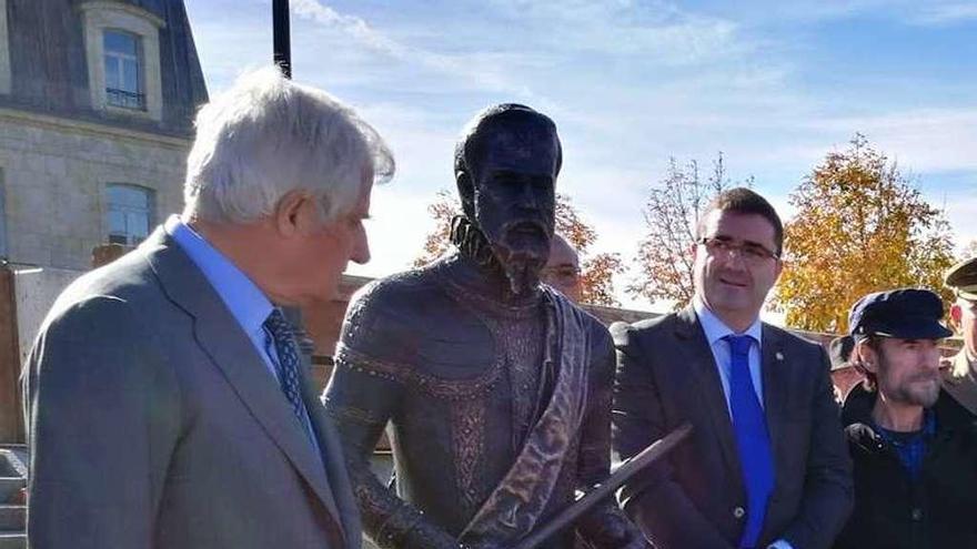 El actual Duque de Alba, Carlos Fitz-James Stuart y Martínez de Irujo, junto al alcalde de A Cañiza, Miguel Domínguez, y el artista Diego de Giráldez, en Piedrahita (Avila). // FdV