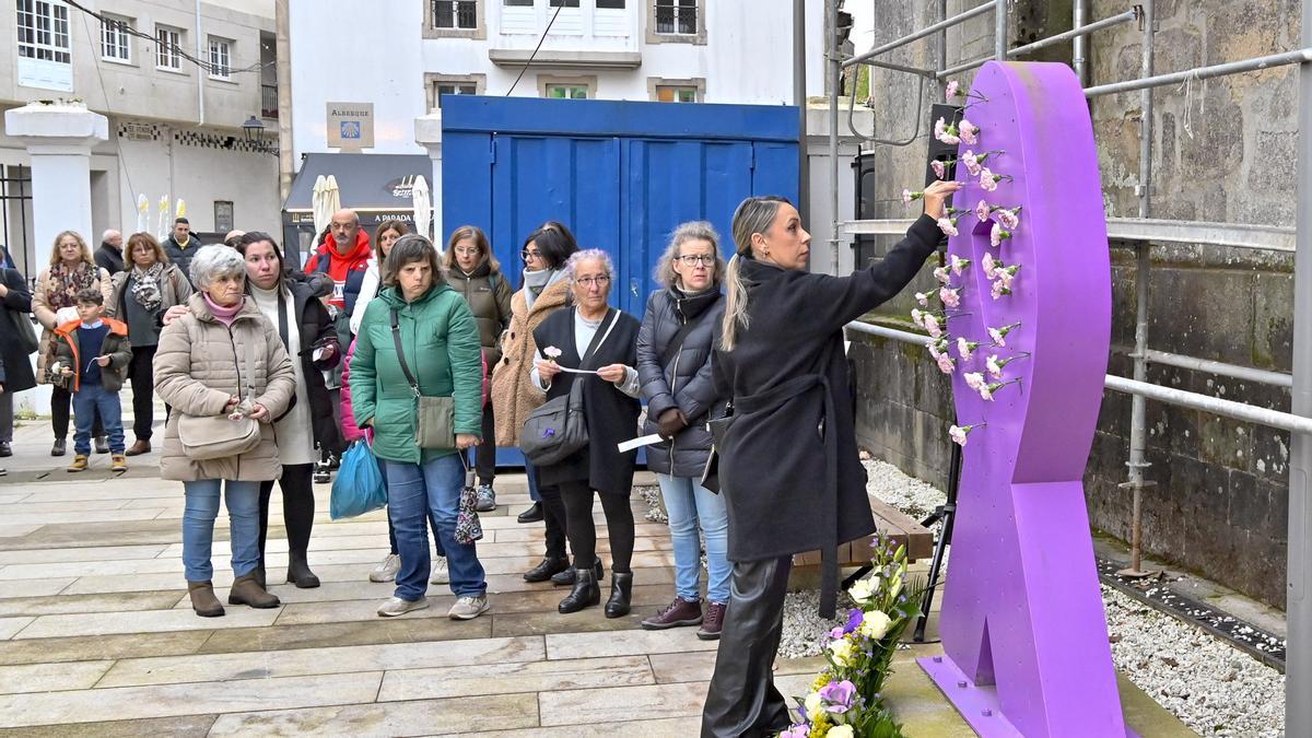 Homenaxe ás vítimas de violencia machista na Praza da Igualdade.