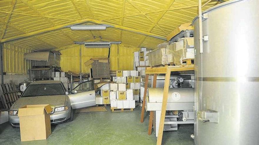 Vista parcial de la maquinaria de una antigua bodega de Meaño que se subastará en unos días. // I. Abella