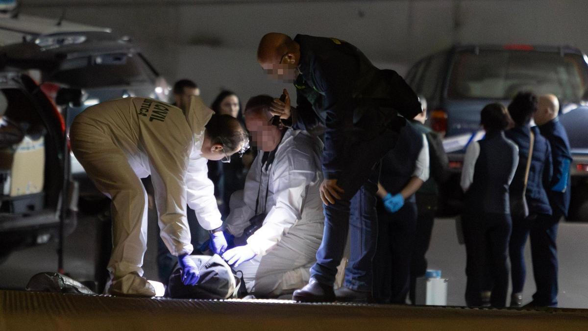 La Guardia Civil en la rampa del garaje donde ha aparecido el cadáver del hombre asesinado.