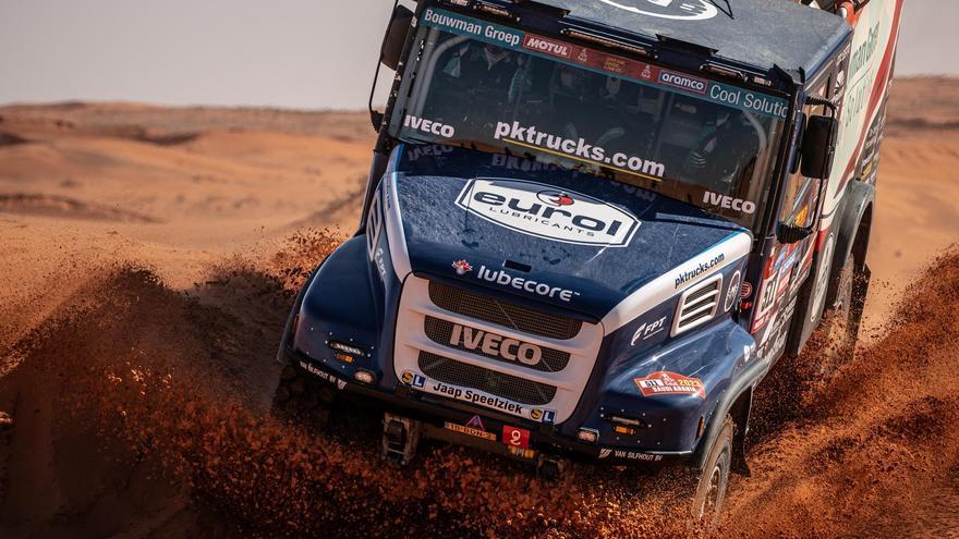 Moi Torrallardona guanya la sisena etapa del Dakar a bord del camió de Mitchel van den Brink