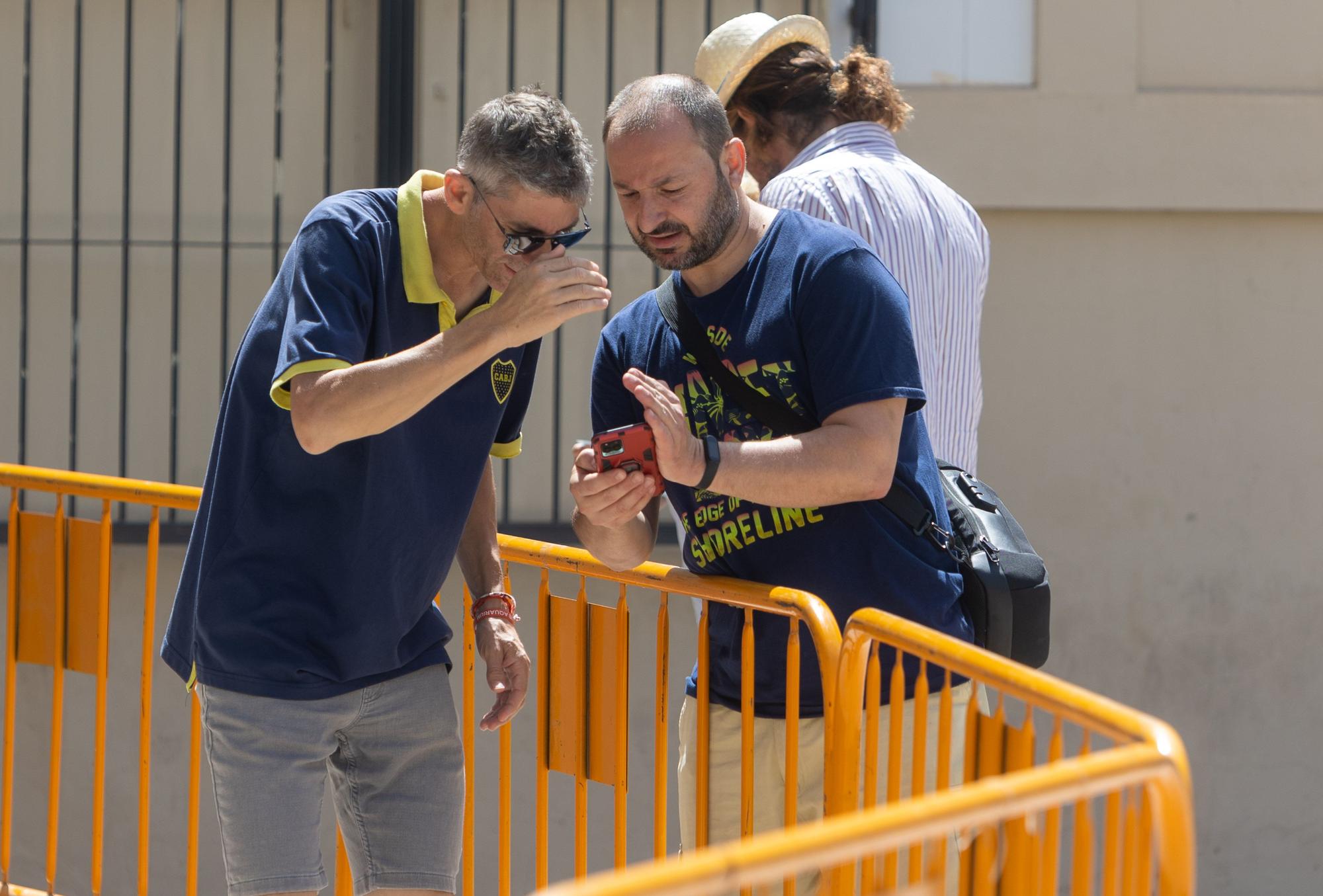 Colas para comprar entradas de la Feria taurina en la plaza de toros de Alicante