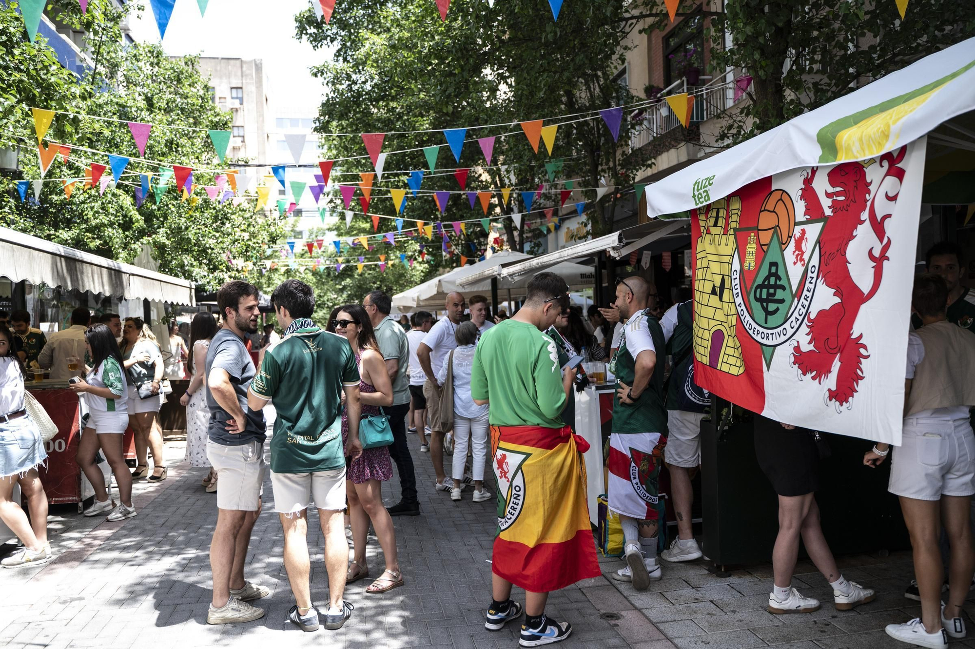 Fotogalería | Ambiente en la Feria de Día de Cáceres marcado por el partido del Cacereño: búscate en las imágenes