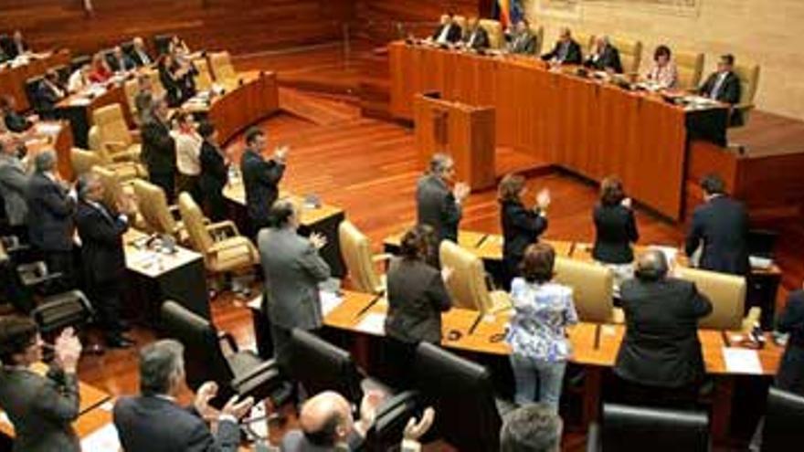 Los diputados extremeños se bajan el suelo entre el 8 y el 15%