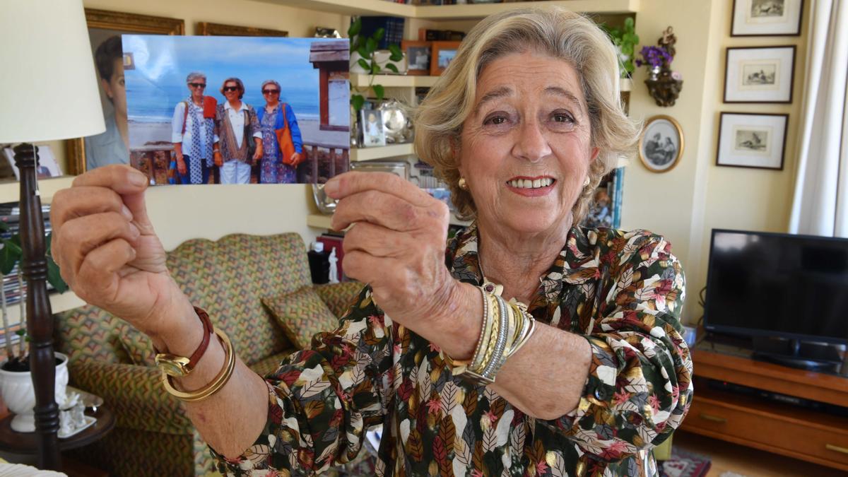 La coruñesa Ana Molina, muestra una fotografía junto a sus hermanas, Elisa y Rosa, trasplantadas como ella de riñón, y que viven fuera de Galicia.