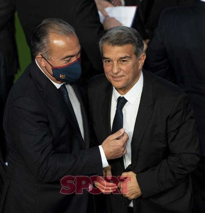 Joan Laporta ha sido investido como nuevo presidente del FC Barcelona en el Camp Nou ante trescientas personas.