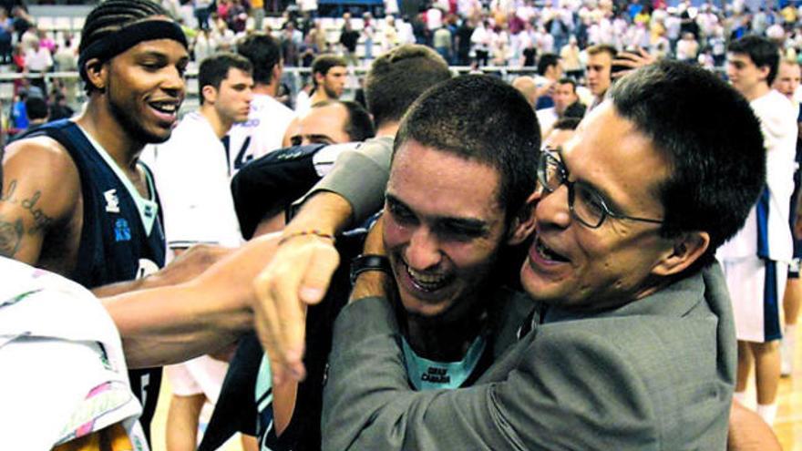 Pedro Martínez abraza a Roberto Guerra tras una victoria en Alicante en 2004. | lp/dlp