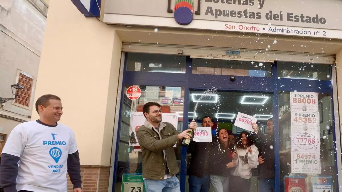 Euforia tras el primer premio del Niño en Quart de Poblet: "Hemos repartido diez décimos"