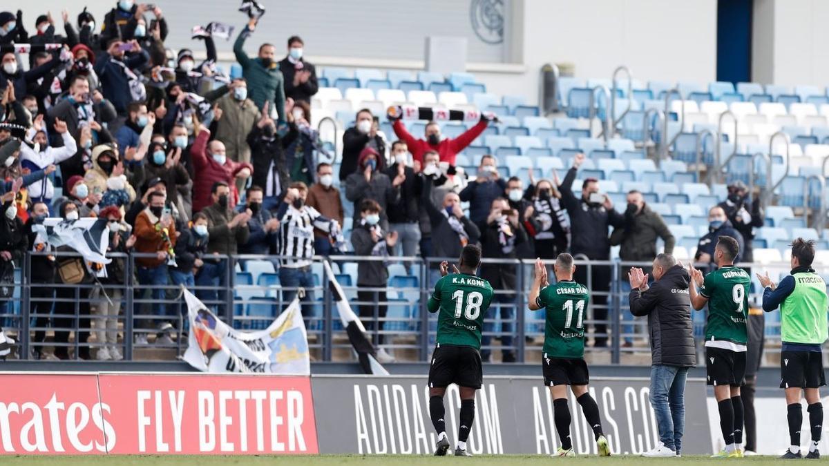 Los jugadores del Castellón celebran el triunfo con la afición.