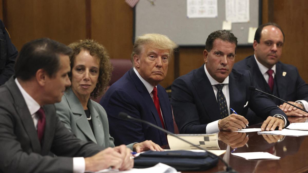El expresidente de EE. UU. Donald Trump comparece ante el tribunal para una lectura de cargos de su acusación sobre el dinero pagado para silenciar a la estrella porno Stormy Daniels, en Nueva York.