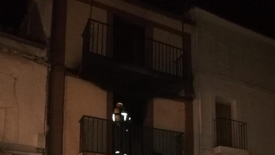 Una persona sufre varias lesiones tras saltar por un balcón mientras ardía su casa en Guadalupe