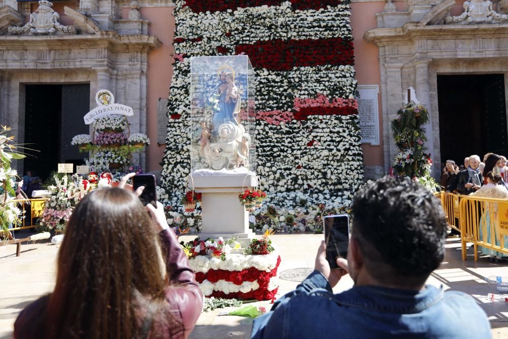 La Mare de Déu luce su manto en la Plaza de la Virgen