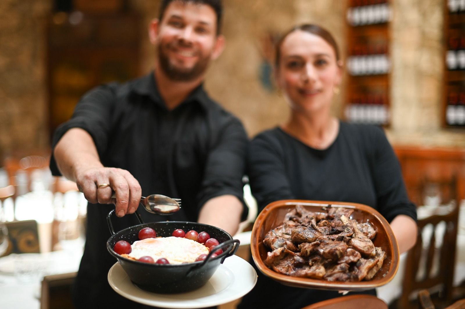 En imágenes | El Torico, el mesón de Zaragoza que triunfa con su brasa en medio del salón