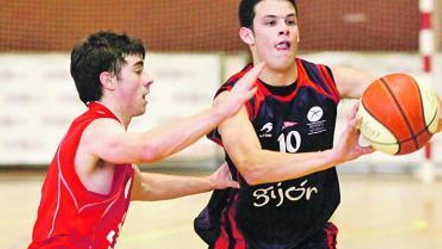 Alejandro Valle controla el balón. / Marcos León