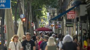 El quilomètric eix comercial de Sants-Creu Coberta busca retenir les botigues de barri i frenar el ‘boom’ d’hostaleria i negocis ‘low cost’
