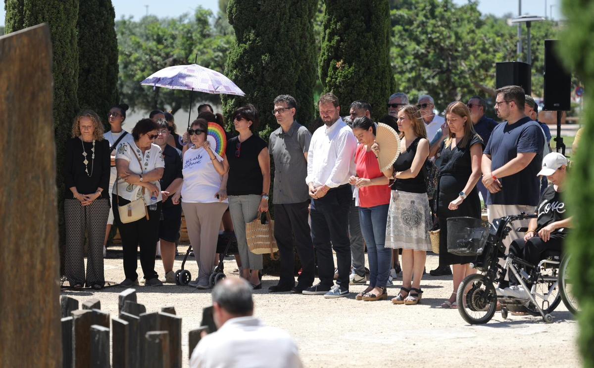 La corporación junto los familiares.
