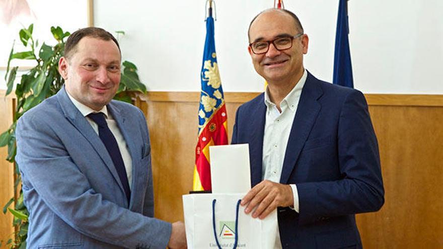 El rector de la Universidad de Alicante, Manuel Palomar, y el cónsul de Georgia, Beka Zarandia (a la izquierda)