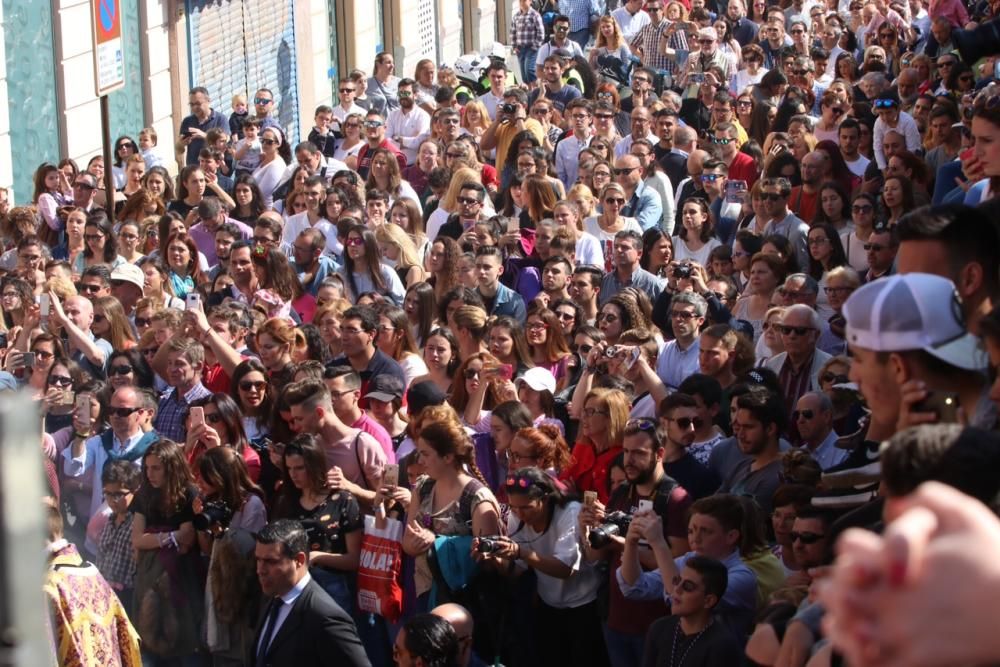 La Hermandad del Jesús Nazareno de los Pasos y María del Rocío Coronada abre los cortejos del día desde el entorno de la plaza de la Victoria