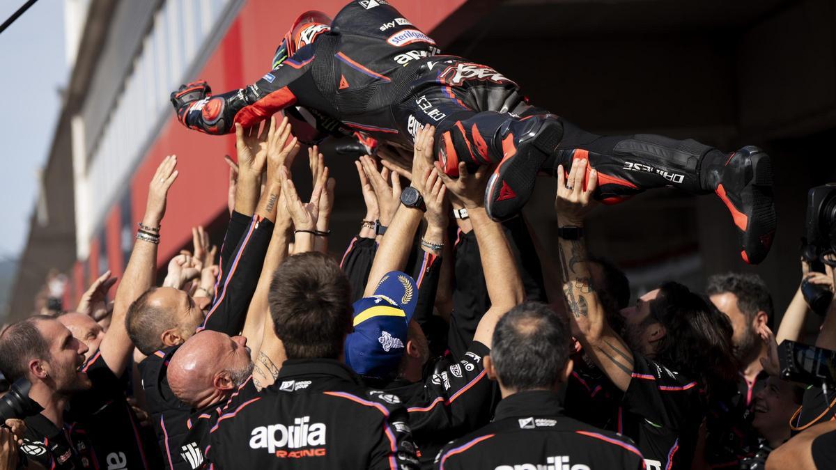 El equipo Aprilia mantea a Marc Bezzecchi tras triunfar, hoy, en Portimao.