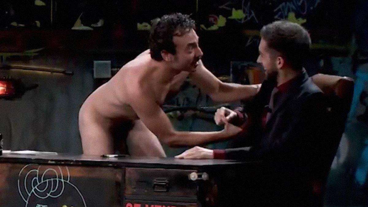 La surrealista aparición de un hombre completamente desnudo en 'La  resistencia'