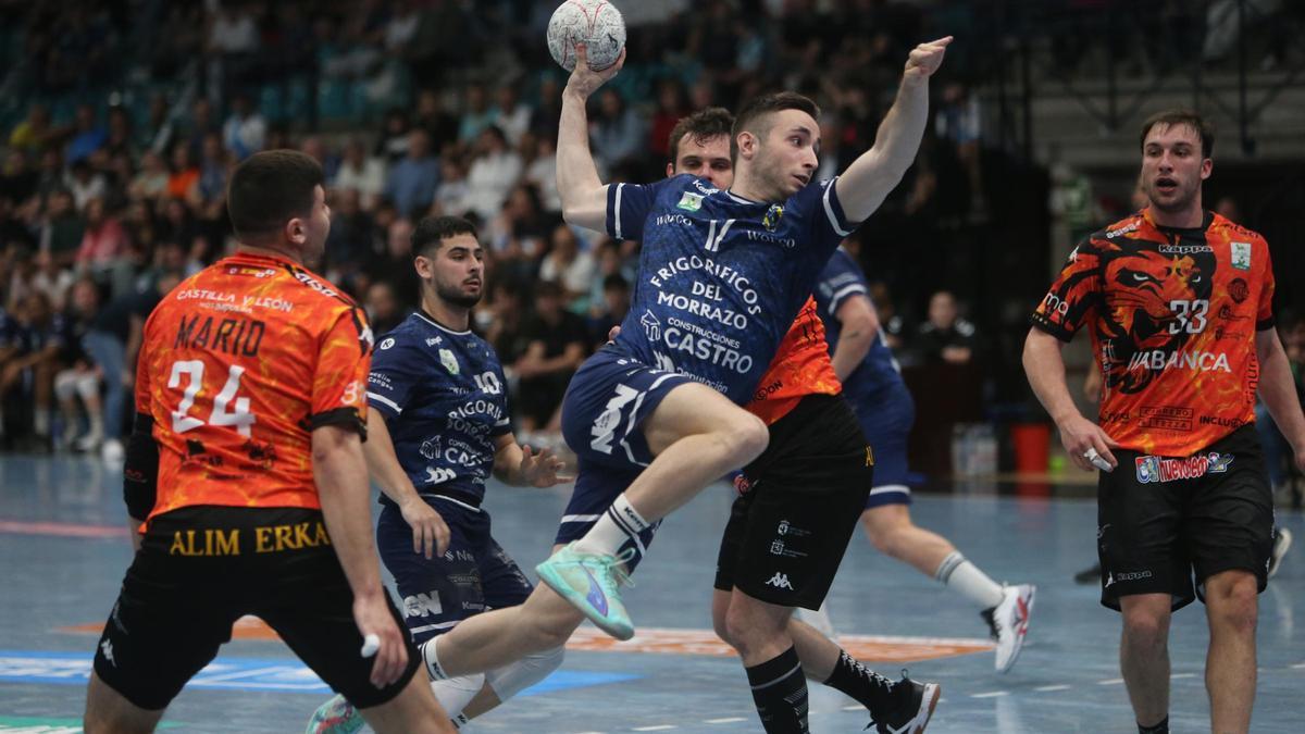 El central del Frigoríficos del Morrazo Manu Pérez en una acción de un partido en O Gatañal contra el Ademar León.