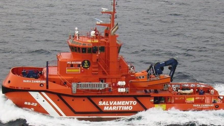 El barco María Zambrano de Salvamento Marítimo.