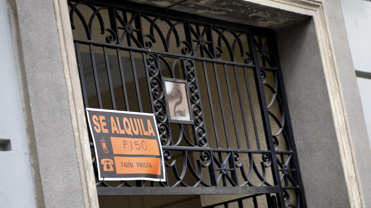 Imagen de archivo de un cartel de un piso en alquiler en Madrid