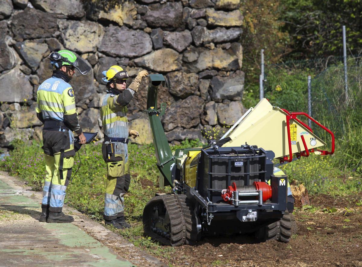 Dos miembros de la Eirif realizan una demostración con uno de los robots, ayer en La Palma.