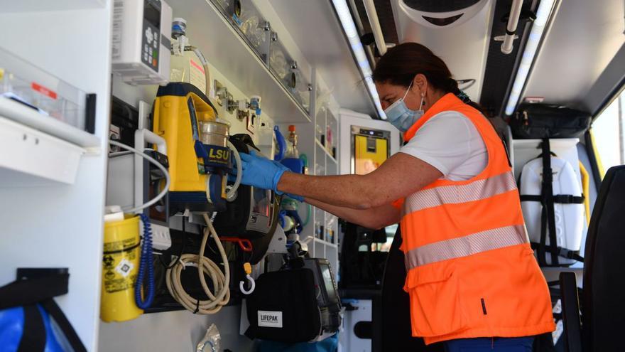 Una profesional del servicio 061 de A Coruña, en el interior de una ambulancia. |  // VÍCTOR ECHAVE
