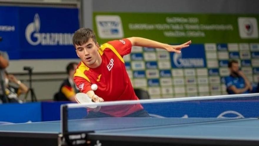 El palista alicantino Marc Gutiérrez, en un partido con la selección española.