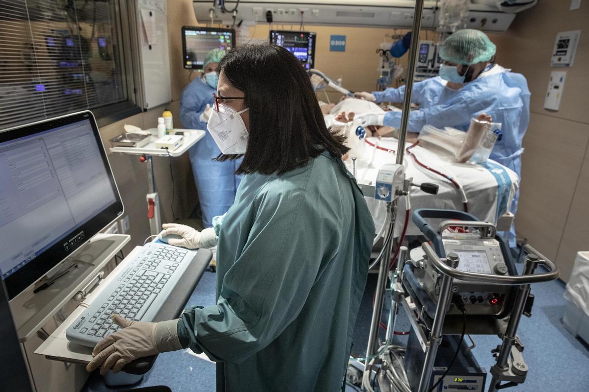 El nombre d’ingressats a les ucis continua pujant a Catalunya i el risc de rebrot creix a nivells de fa dos mesos