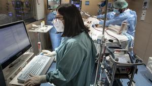 El nombre d’ingressats a les ucis continua pujant a Catalunya i el risc de rebrot creix a nivells de fa dos mesos